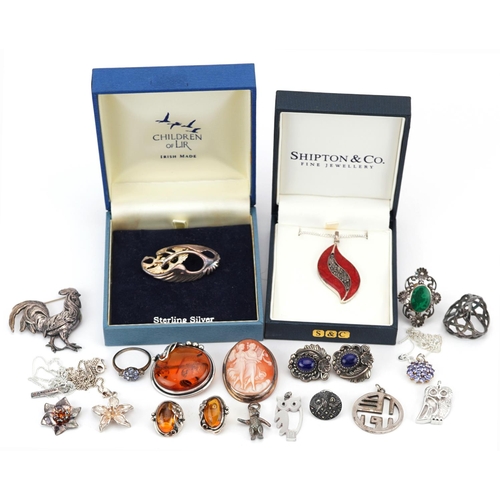 2727 - Silver jewellery including Irish Children of Lir swan brooch with box, rings, earrings, amber brooch... 