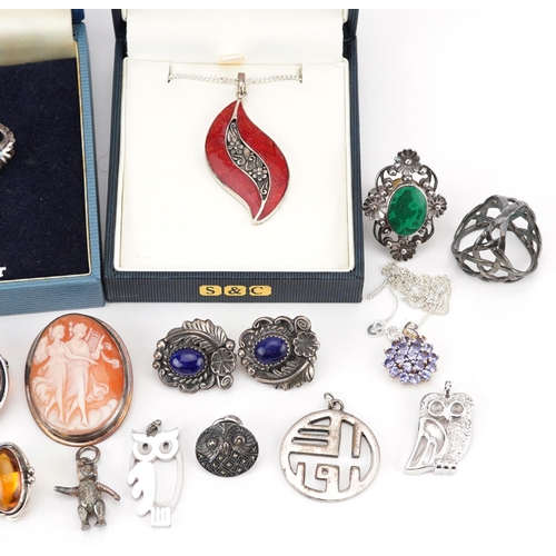 2727 - Silver jewellery including Irish Children of Lir swan brooch with box, rings, earrings, amber brooch... 