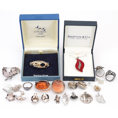 2727 - Silver jewellery including Irish Children of Lir swan brooch with box, rings, earrings, amber brooch... 