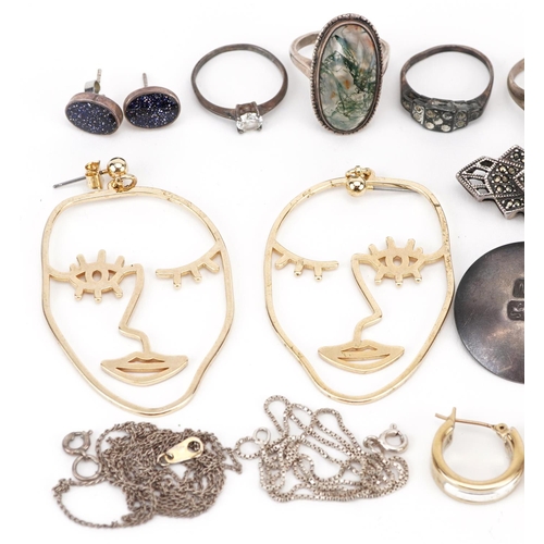 2714 - Antique and later jewellery including a 9ct gold S link necklace, silver and moss agate ring, pair o... 