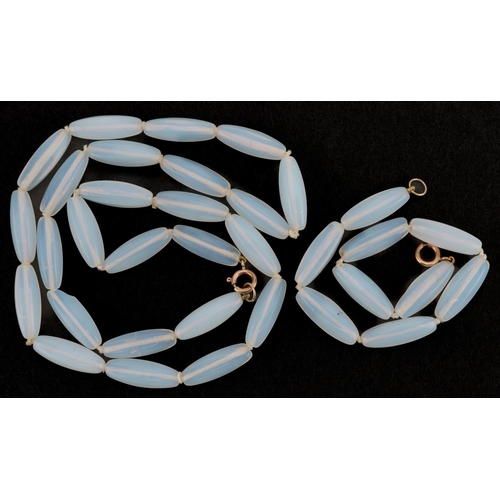 2472 - Vintage opalescent glass bead necklace and bracelet with 9ct gold clasps, 56cm x 22cm in length, 60.... 