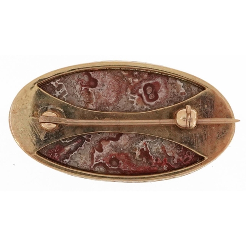 2141 - 9ct gold agate brooch, 3.2cm wide, 5.7g