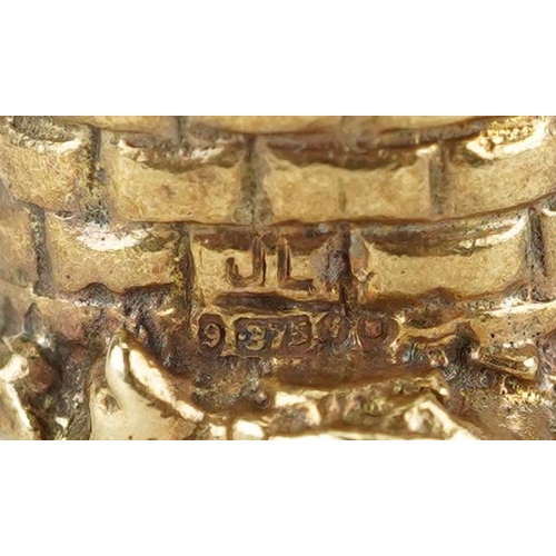 2170 - 9ct gold charm in the form of a wishing well with moving handle and bucket, 2cm high, 6.5g