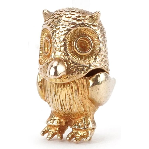 2040 - 9ct gold charm in the form of an owl with hinged head, 1.7cm high, 3.5g