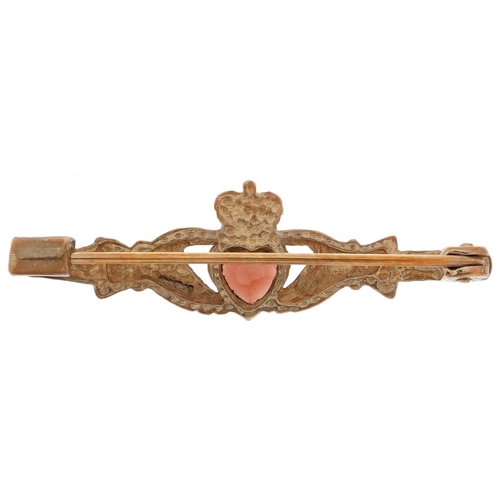 2680 - 9ct gold Claddagh garnet love heart bar brooch, 3.7cm wide, 3.2g