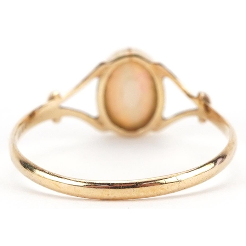 2293 - 9ct gold cabochon opal ring with split shoulders, size N/O, 0.9g