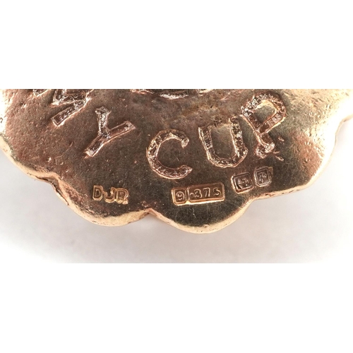 2034 - 9ct gold charm in the form of a nude figure in a cup, engraved You're My Cup of Tea, 2.1cm wide, 6.0... 