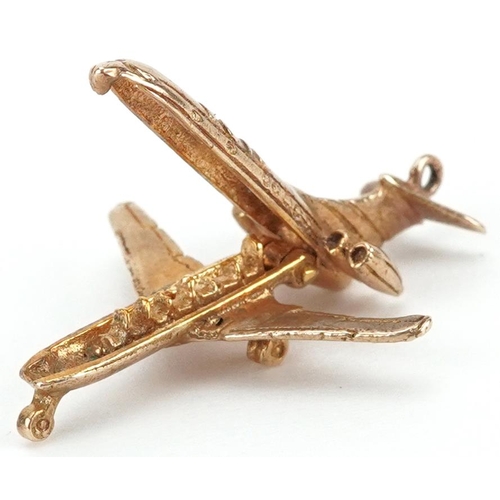 2079 - 9ct gold opening charm in the form of an aeroplane, 2.9cm in length, 3.3g