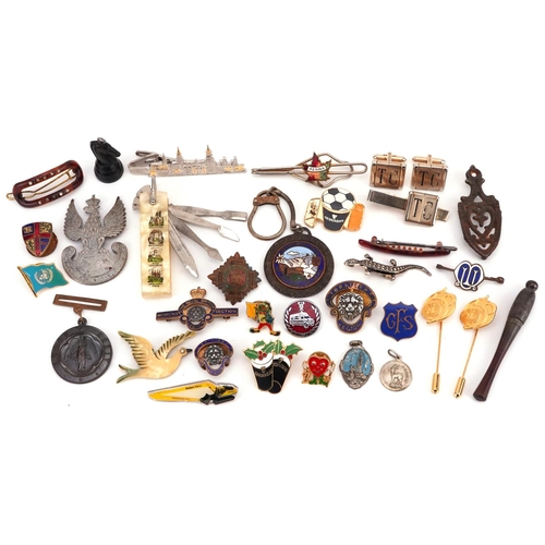 1342 - Vintage and later sundry items including military badges, brooches and stickpins