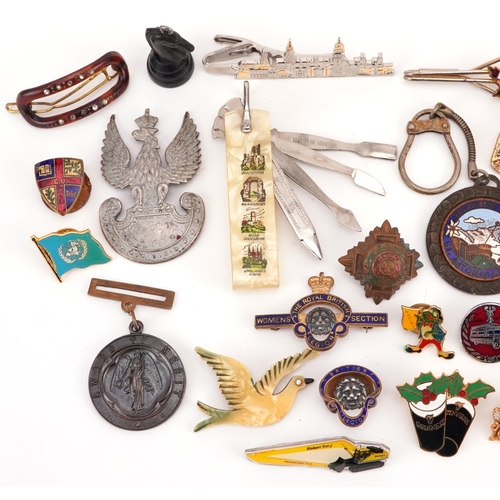 1342 - Vintage and later sundry items including military badges, brooches and stickpins