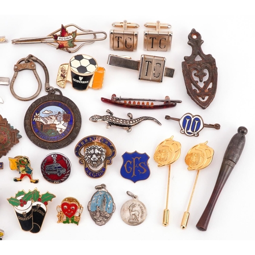 1342 - Vintage and later sundry items including military badges, brooches and stickpins