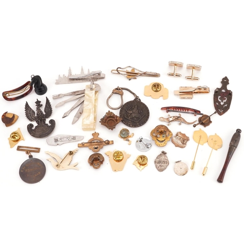 1342 - Vintage and later sundry items including military badges, brooches and stickpins