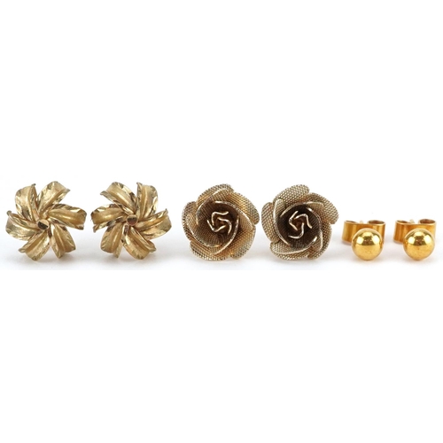 2681 - Two pairs of 9ct gold floral stud earrings and a pair of 9ct gold ball stud earrings, the largest 1.... 