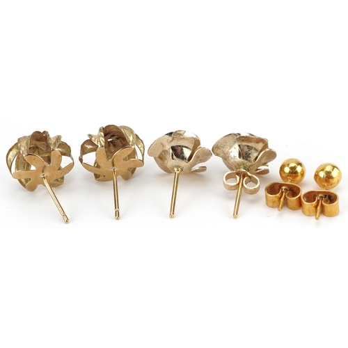 2681 - Two pairs of 9ct gold floral stud earrings and a pair of 9ct gold ball stud earrings, the largest 1.... 