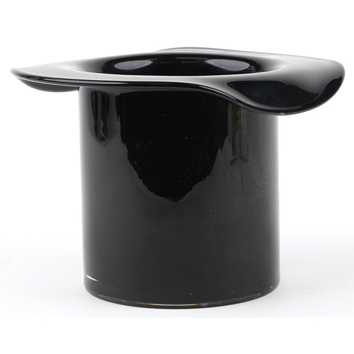 1326 - Contemporary black glass Champagne ice bucket in the form of a top hat, 21cm high