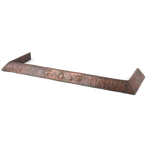 1046 - Arts & Crafts beaten copper fireguard embossed with foliate motifs, 122cm wide