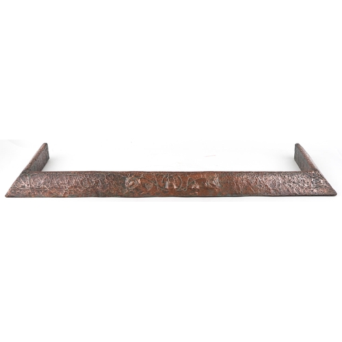 1046 - Arts & Crafts beaten copper fireguard embossed with foliate motifs, 122cm wide