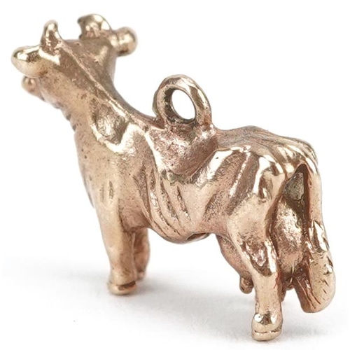 2099 - 9ct gold charm in the form of a Jersey cow, 1.9cm wide, 3.4g