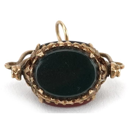 2121 - Victorian style hardstone spinner fob set with bloodstone, black onyx and carnelian, 1.9cm wide, 2.1... 