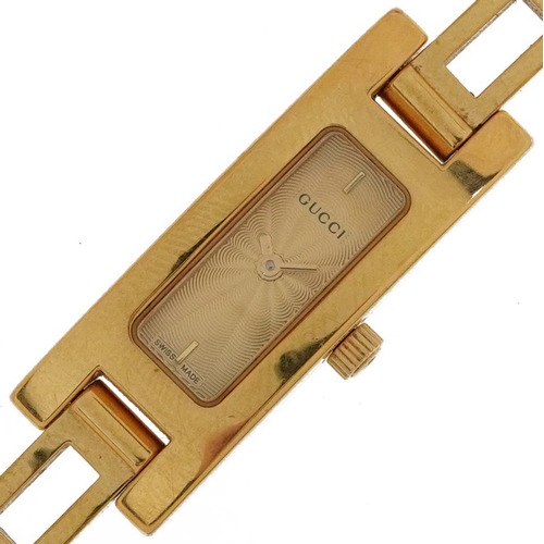 2207 - Gucci, ladies gold plated Gucci 3900L wristwatch, serial number 0193323, the case 12mm wide