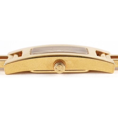 2207 - Gucci, ladies gold plated Gucci 3900L wristwatch, serial number 0193323, the case 12mm wide