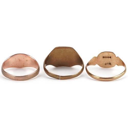 2706 - Three 9ct gold signet rings including one rose gold, total 5.4g