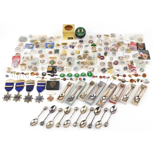 1696 - Collection of bowling collectables including enamelled pin badges, silver plated teaspoons and a Str... 