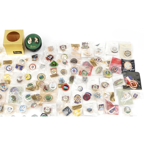 1696 - Collection of bowling collectables including enamelled pin badges, silver plated teaspoons and a Str... 