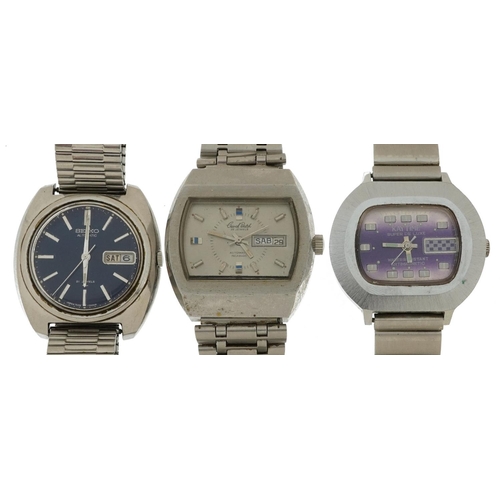 2732 - Three vintage gentlemen's wristwatches including Seiko 7006-7002 automatic having a blue dial with d... 