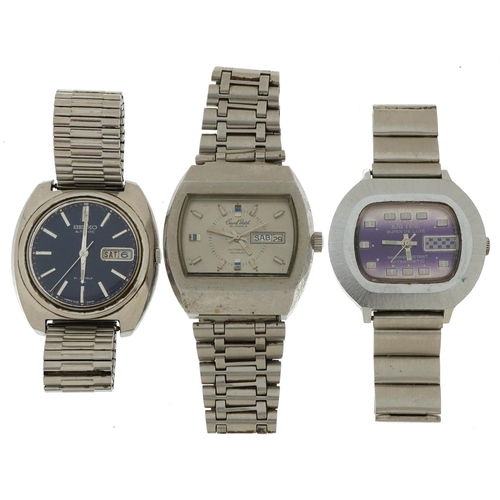 2732 - Three vintage gentlemen's wristwatches including Seiko 7006-7002 automatic having a blue dial with d... 