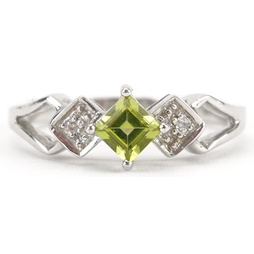 2563 - 9ct white gold peridot and diamond three stone ring with split shoulders, size N, 3.0g