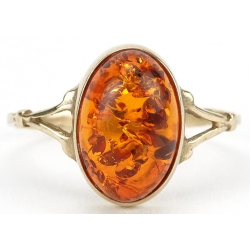 2459 - 9ct gold cabochon natural amber ring with split shoulders, size M, 1.5g