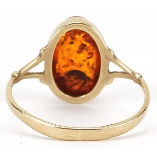 2459 - 9ct gold cabochon natural amber ring with split shoulders, size M, 1.5g