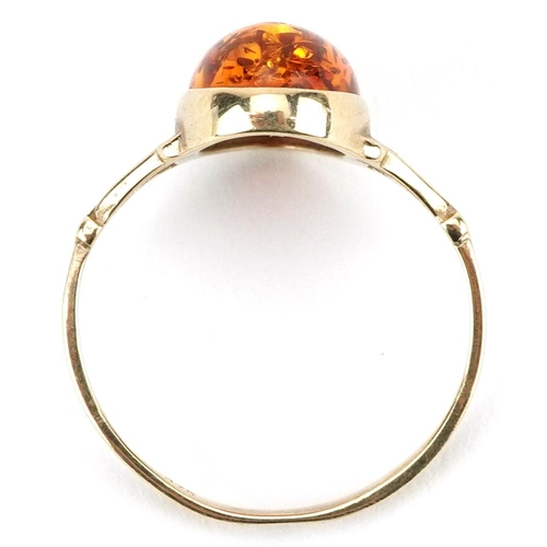 2459 - 9ct gold cabochon natural amber ring with split shoulders, size M, 1.5g