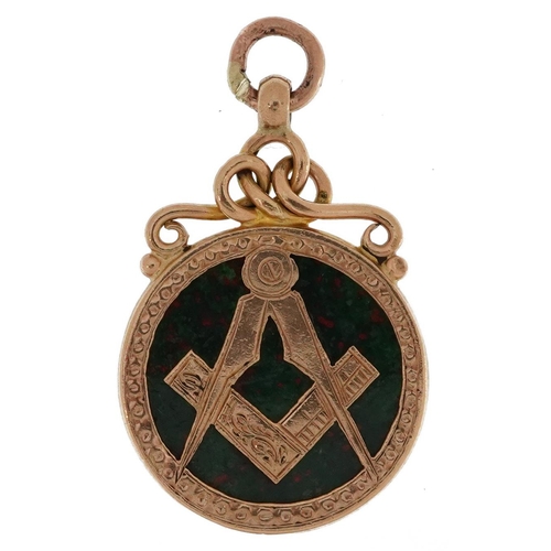 2072 - 9ct gold bloodstone masonic pendant, 3.1cm high, 4.4g