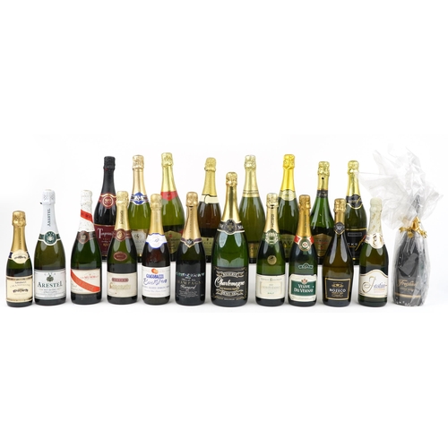 1128 - Twenty bottles of Champagne and sparkling wine including Mumm and Codorniu