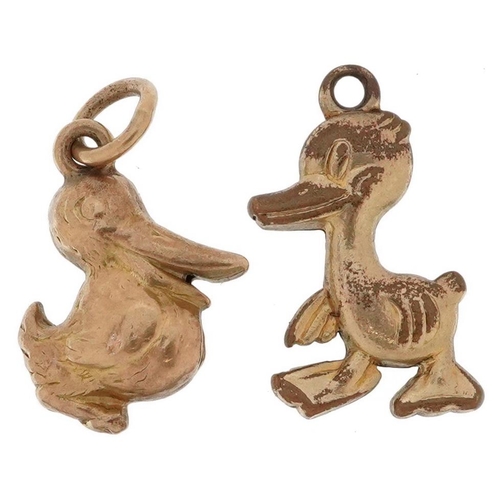 2503 - Two yellow metal charms in the form of a comical duck and pelican, the largest 1.6cm high, total 1.6... 