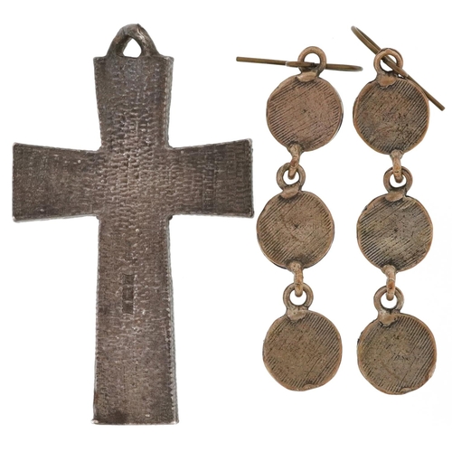 2555 - Vintage and later jewellery comprising a silver cross pendant, two silver necklaces and a pair of gr... 