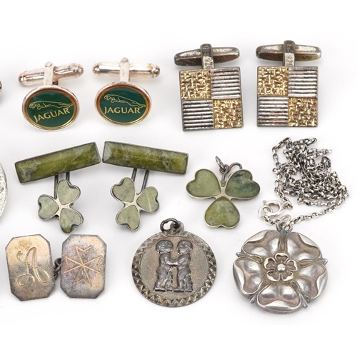 2649 - Silver and white metal jewellery including Scottish silver brooches, one by Ward Brothers, Tudor ros... 