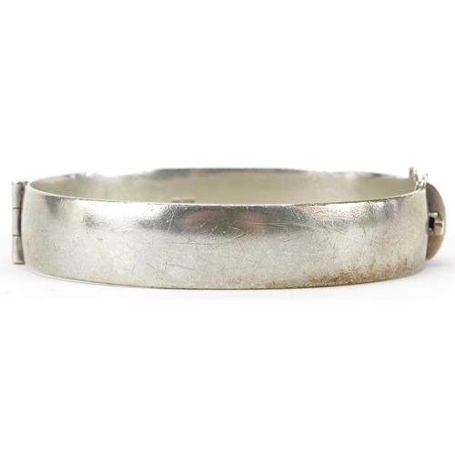 2479 - Joseph Gloster Ltd, silver and gold Tudor rose design hinged bangle, Birmingham 1964, 6.5cm wide, 37... 