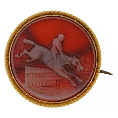 2090 - Antique unmarked gold cameo hardstone brooch carved with a jockey on horseback jumping a hurdle, tes... 