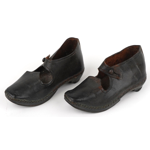 1431 - Pair of Victorian leather child's shoes and two aprons