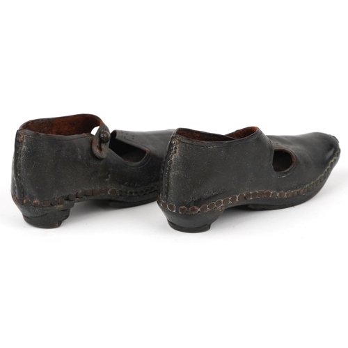 1431 - Pair of Victorian leather child's shoes and two aprons