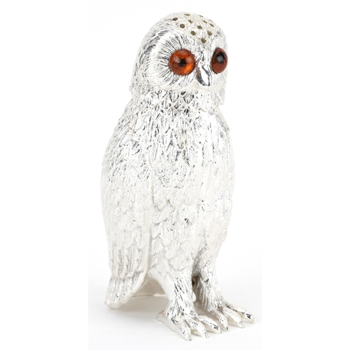 1318 - Large silver plated caster in the form of an owl with glass eyes, 15cm high