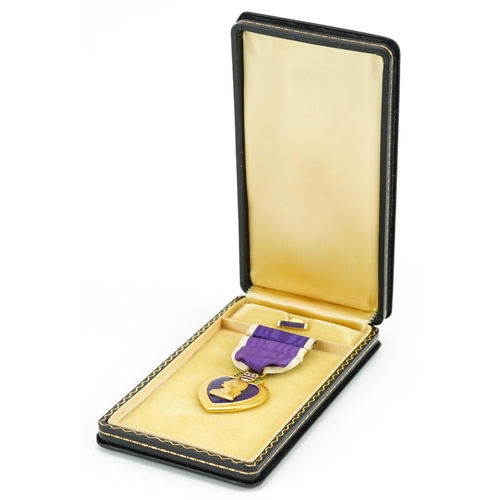 623 - American military World War II Purple Heart with lapel pin housed in a fitted box