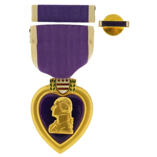 623 - American military World War II Purple Heart with lapel pin housed in a fitted box