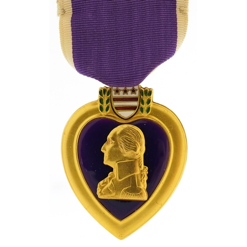 623 - American military World War II Purple Heart with lapel pin housed in a fitted box