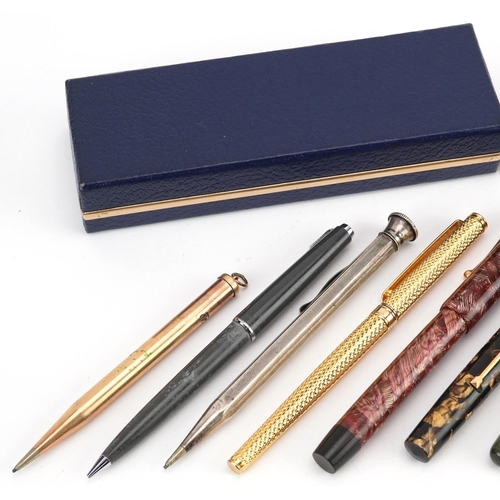 204 - Vintage and later pens and pencils including red marbleised Parker Victory, brown marbleised Croxley... 