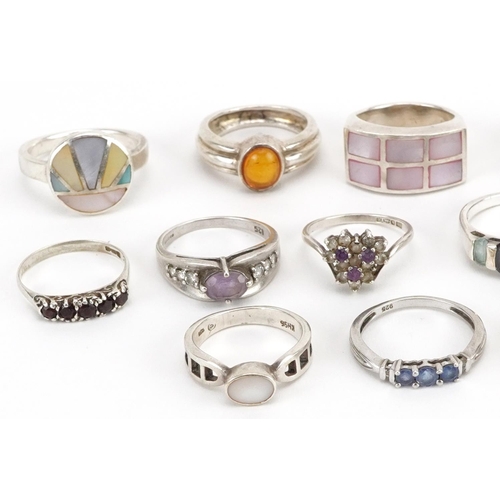 2683 - Sixteen silver rings, some set with semi precious stones, including amethyst, tiger's eye, sapphire ... 