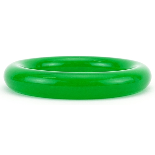 2102 - Chinese green jade bangle, 9cm in diameter, 85.8g